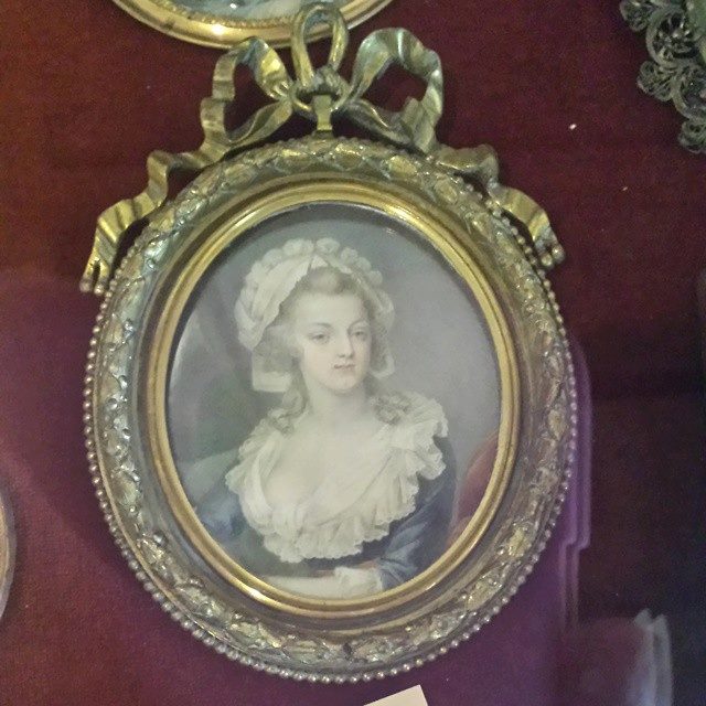 Divers portraits de Marie-Antoinette : miniatures du XVIIIe siècle (dont artistes non attribués) - Page 3 20663810