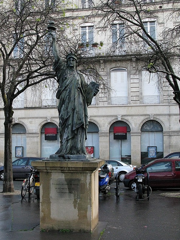 Statue de la Liberté = les répliques découvertes grâce à Google Earth - Page 2 Bordea10