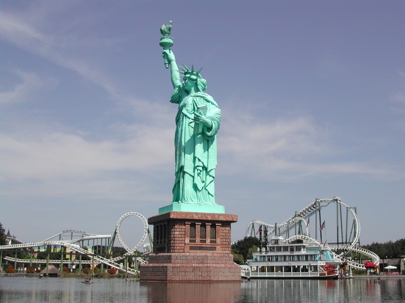 Statue de la Liberté = les répliques découvertes grâce à Google Earth - Page 2 Hei210