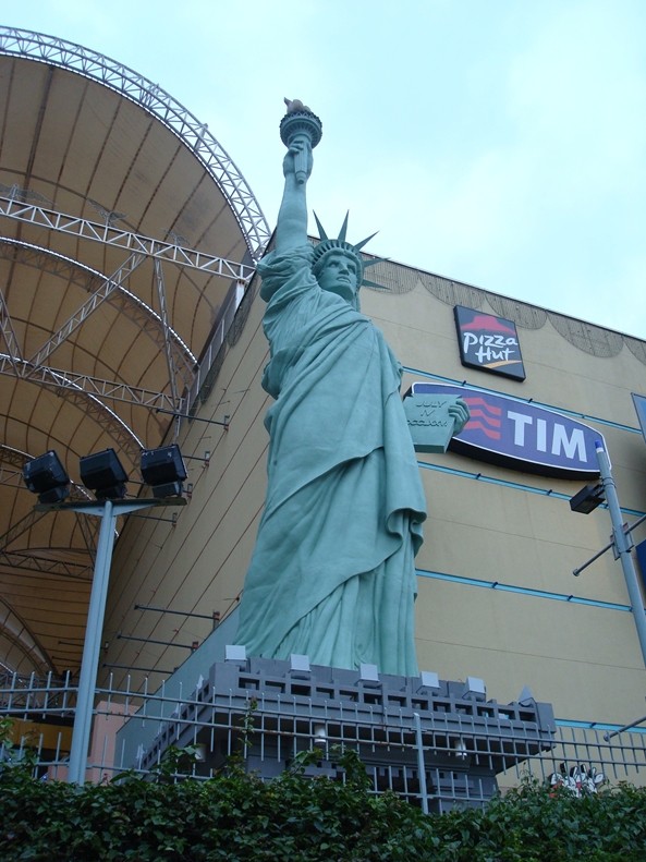 Statue de la Liberté = les répliques découvertes grâce à Google Earth - Page 2 Rio210