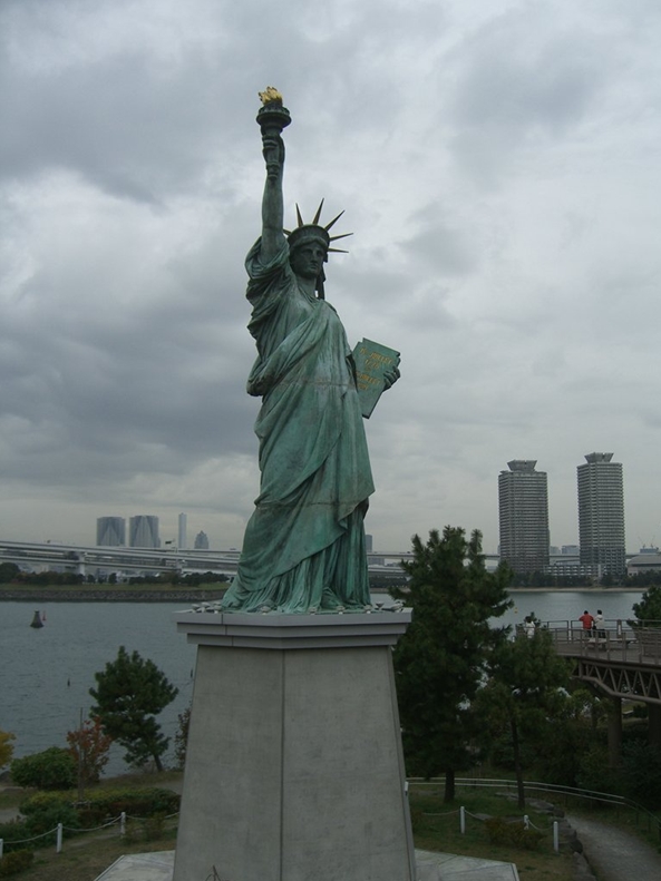 Statue de la Liberté = les répliques découvertes grâce à Google Earth - Page 2 Tokyo210