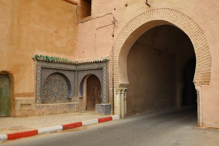 Meknès, la Ville Ancienne et les 2 Mellahs - 2 - Page 43 Bab_er10