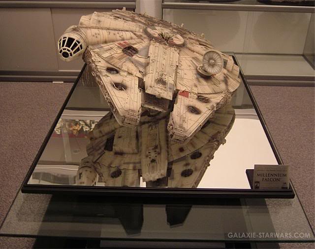 Master Replicas - Millenium Falcon Scale Studio LE - SE Millen25