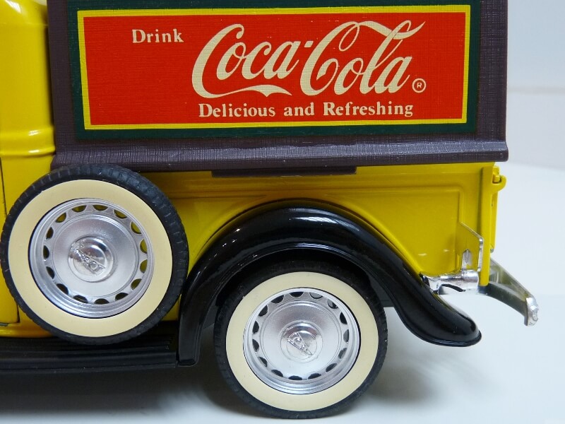 Ford V8 Pick-up jaune bâché "Coca-cola" - 1936 - Solido 1/19 ème  Fordv847