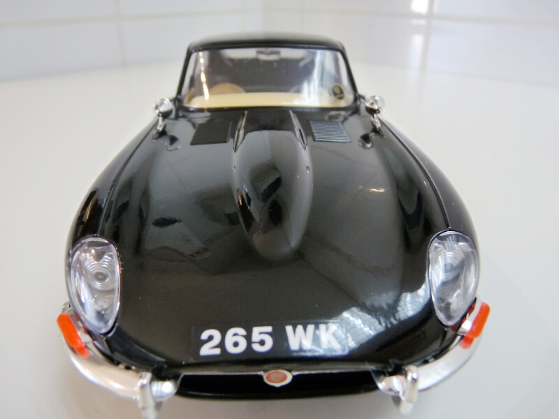 Jaguar Type E Coupé noir - 1961 - BBurago 1/18 Jte_cn22