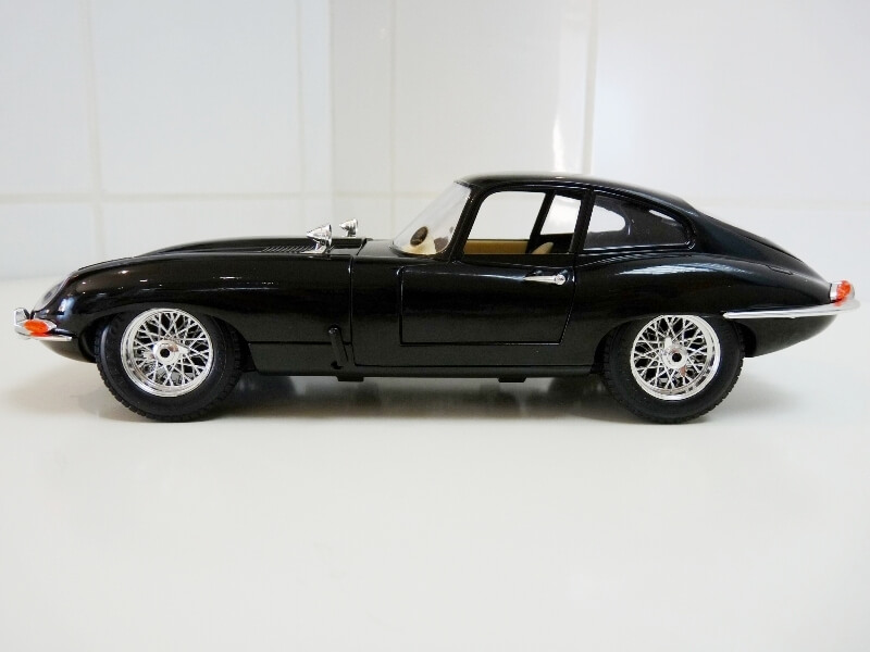 Jaguar Type E Coupé noir - 1961 - BBurago 1/18 Jte_cn23