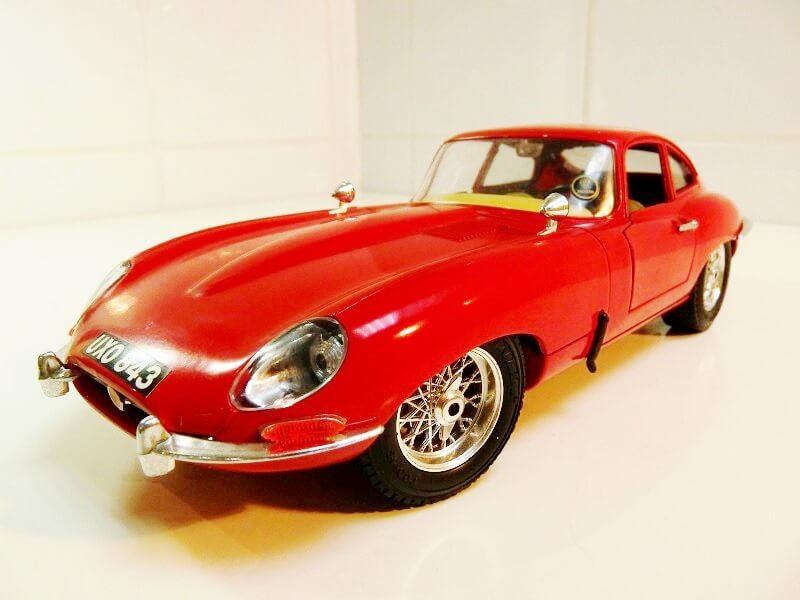 Jaguar Type E Coupé rouge - 1961 - BBurago 1/18 ème Jte_cr12