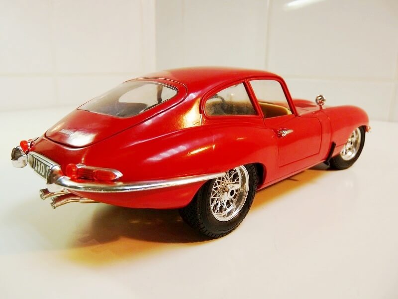 Jaguar Type E Coupé rouge - 1961 - BBurago 1/18 ème Jte_cr14