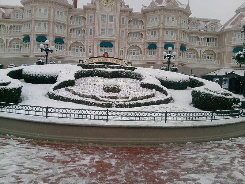 Vos photos de Disneyland Paris sous la neige ! - Page 10 P1712012