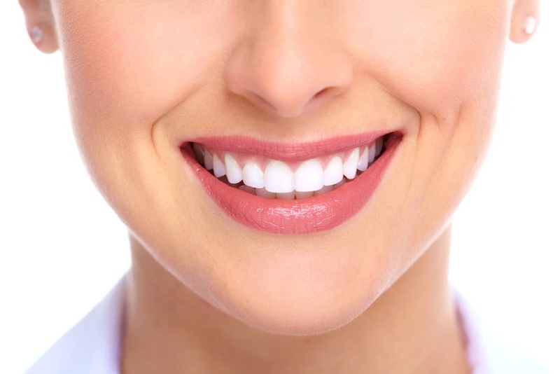 5 طرق طبيعية لتنظيف الأسنان بدون معجون 13824510