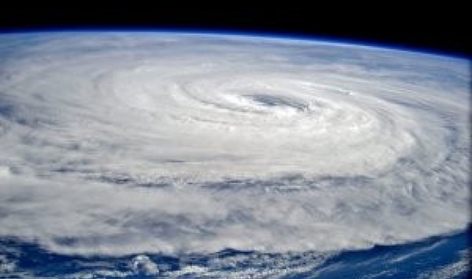 أقوى عاصفة على الأرض في طريقها إلى اليابان.. شاهد كيف تبدو من الفضاء 01065410
