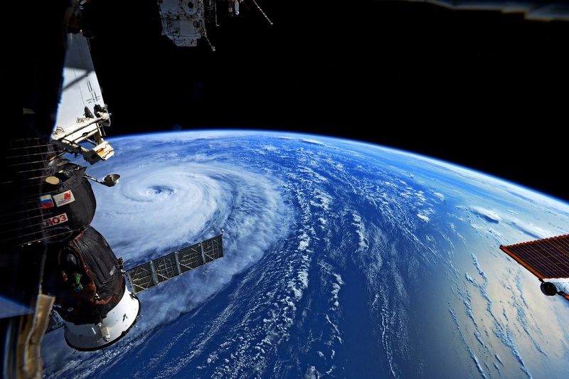 أقوى عاصفة على الأرض في طريقها إلى اليابان.. شاهد كيف تبدو من الفضاء Dgk1he10