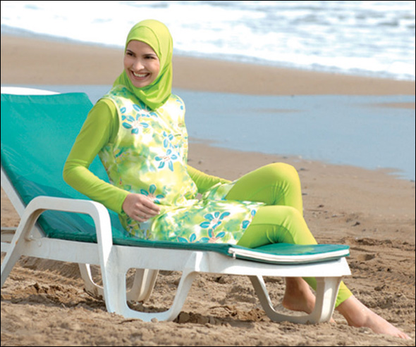 مصمم ازياء تركي يقدم ملابس بحر "إسلامية" للنساء 115