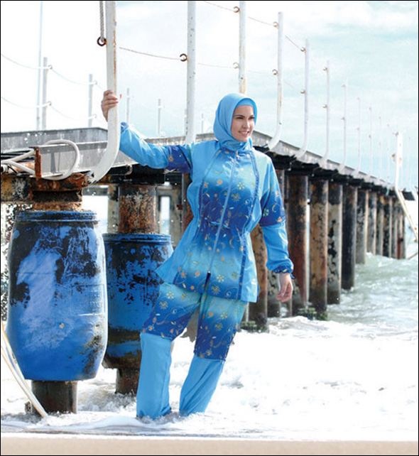 مصمم ازياء تركي يقدم ملابس بحر "إسلامية" للنساء 215