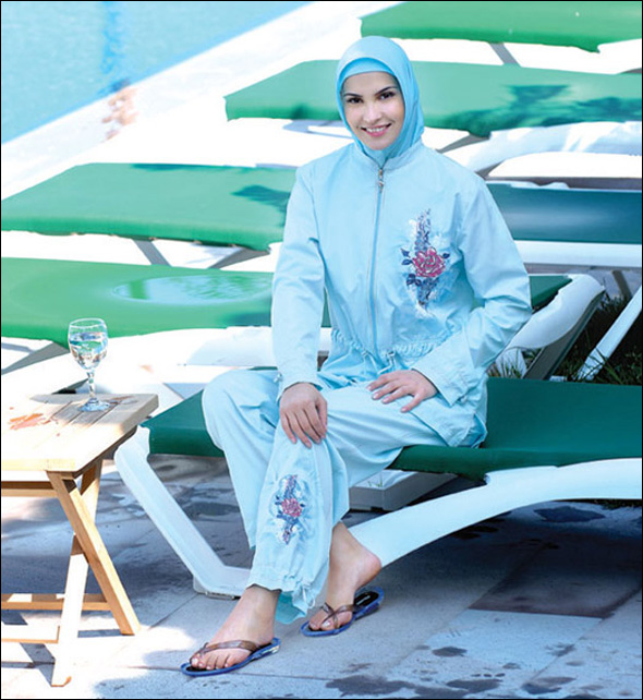 مصمم ازياء تركي يقدم ملابس بحر "إسلامية" للنساء 313