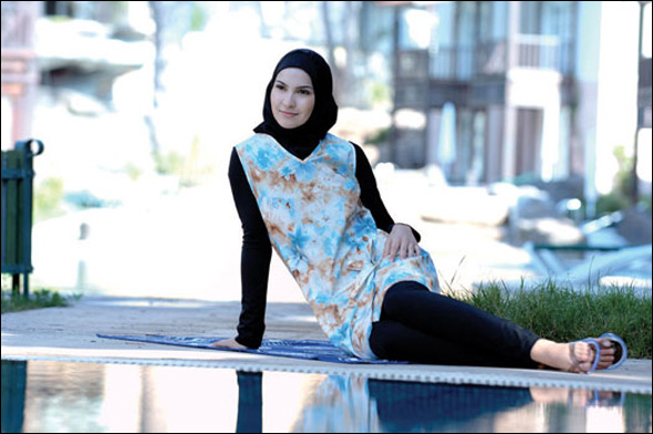 مصمم ازياء تركي يقدم ملابس بحر "إسلامية" للنساء 512