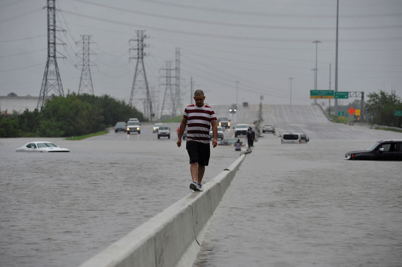 Houston sous les eaux, attend des pluies encore plus fortes Housto10