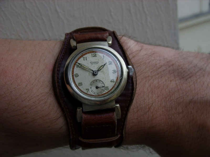 Les montres à anses articulées Stp84511