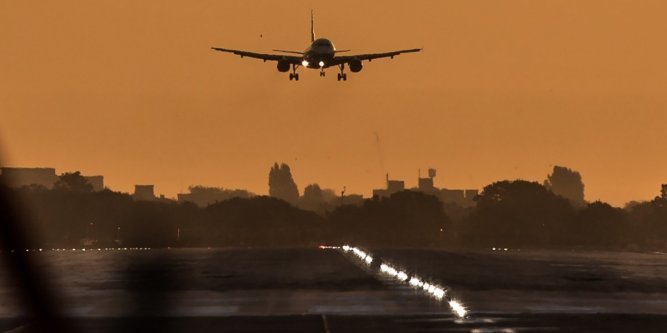 Trop pressé de descendre de l'avion, un ado saute par la porte d'évacuation Apres-10