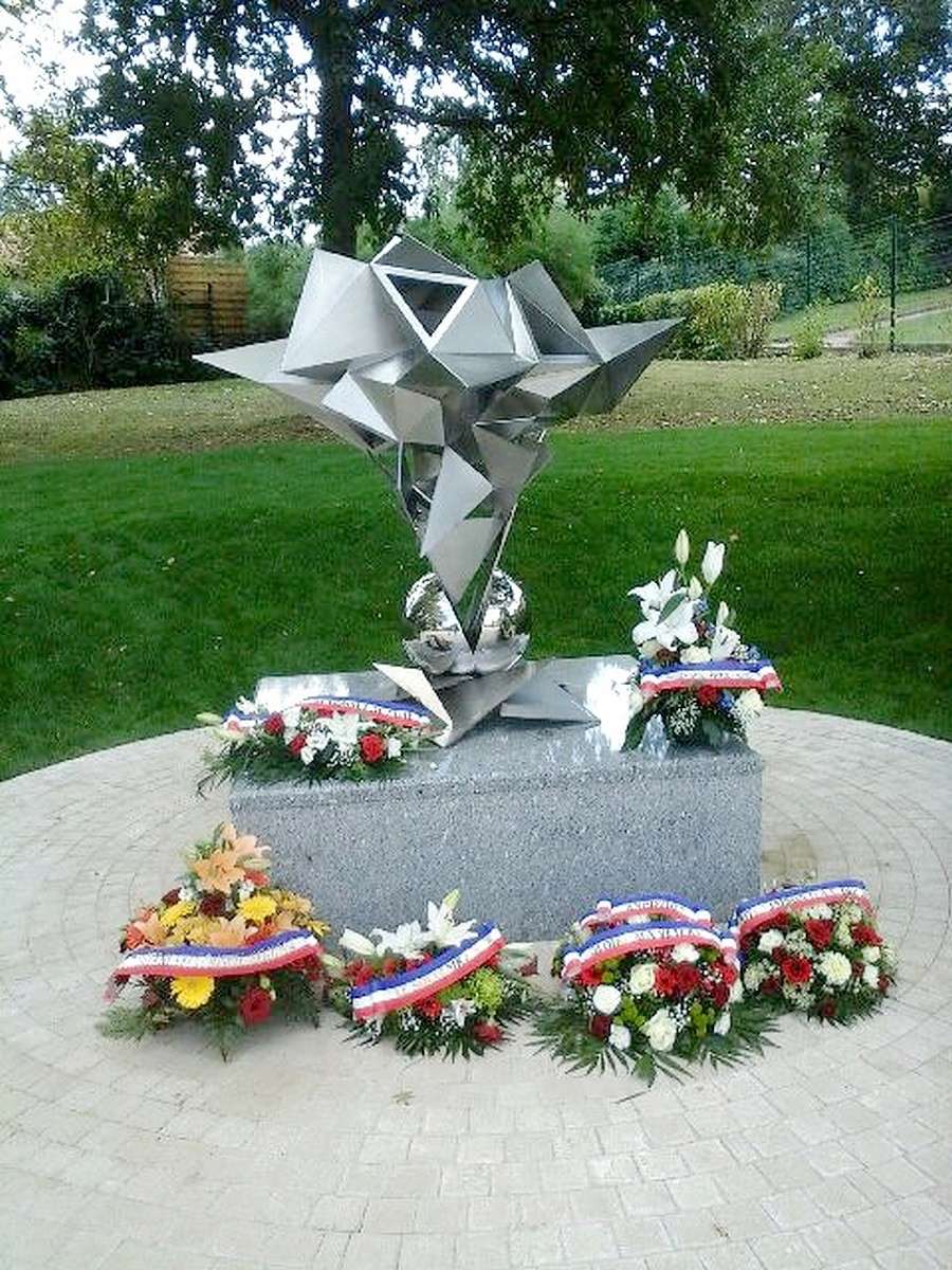 MÉMORIAL NATIONAL DÉDIÉ AUX VÉTÉRANS DES ESSAIS NUCLÉAIRES A SAINT-BONNET-DE-MURE (RHÔNE) Memori12