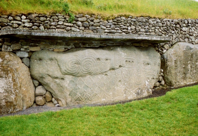 La nécropole de "Newgrange" en Irlande... Tumuli12