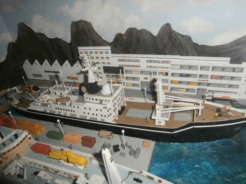 Dioramas réunissant plus de 200 bateaux de toutes catégories et réalisés par mon père entre 1970 et 1993 P8300929