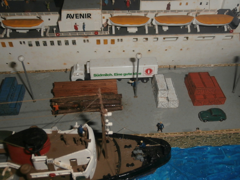 Dioramas réunissant plus de 200 bateaux de toutes catégories et réalisés par mon père entre 1970 et 1993 P8300944