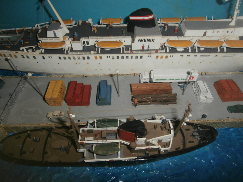 Dioramas réunissant plus de 200 bateaux de toutes catégories et réalisés par mon père entre 1970 et 1993 P8301054