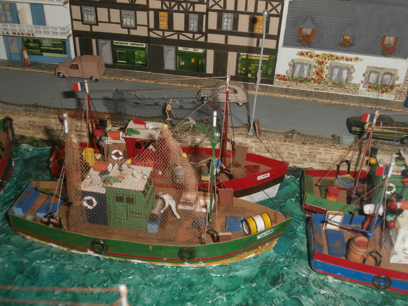 Dioramas réunissant plus de 200 bateaux de toutes catégories et réalisés par mon père entre 1970 et 1993 P8301125