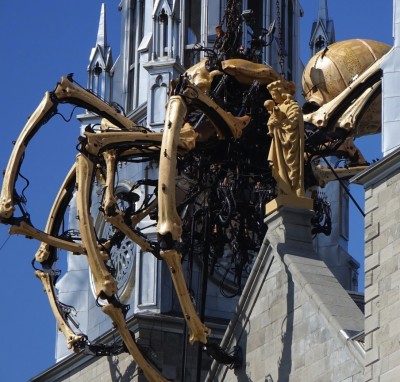 Araignée géante sur la Cathédrale d'Ottawa : Maladie mentale collective ou sacrilège ? Kumo-210