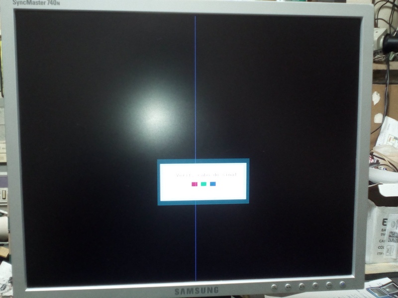 Monitor 17" Samsung 740N, com risco vertical no centro da tela 110