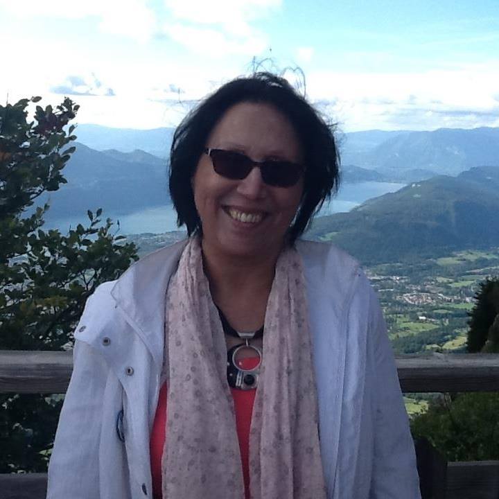 Malika Benarab-Attou, députée européenne 2009 -2014. Élue sur les listes d'Europe Écologie Les Verts apporte son soutien au Café littéraire d'Aokas. 1212