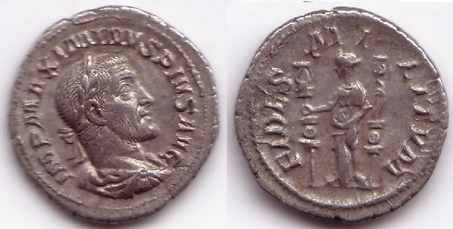 Les enseignes militaires dans la numismatique romaine - Page 2 Denier11