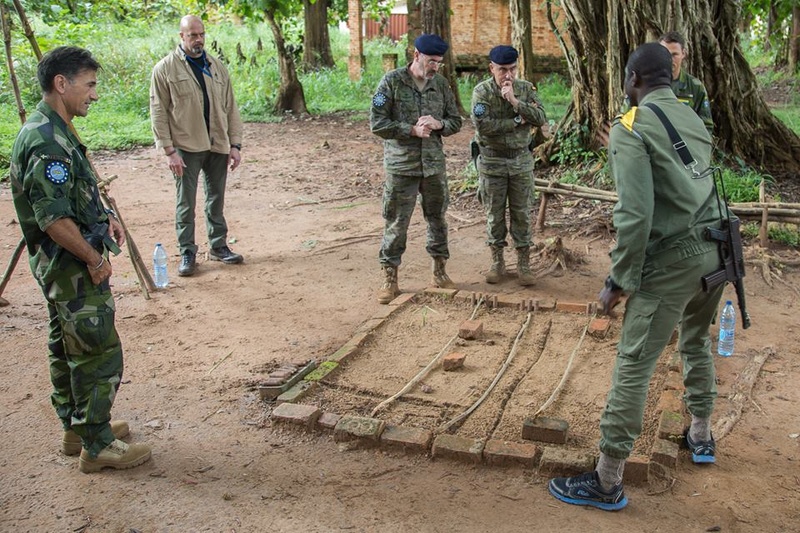 Armées de la République centrafricaine  - Page 4 2183