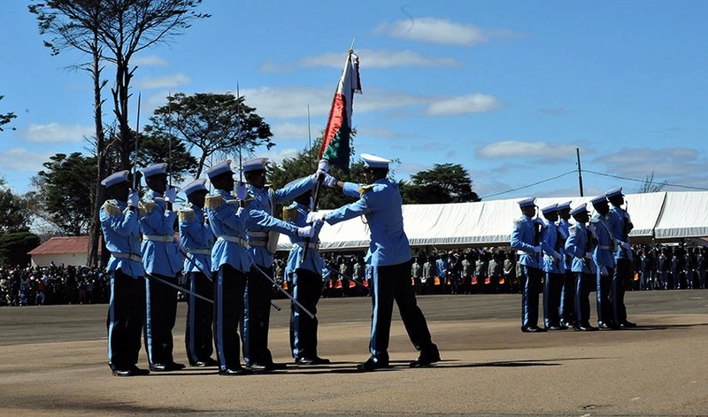 L'armée de Madagascar. - Page 3 2426