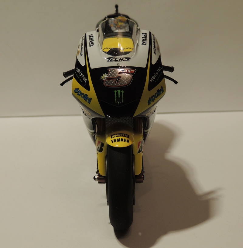 monster tech3 yamaha yzr-m1 2009 colin edwards   - Page 4 46b_110