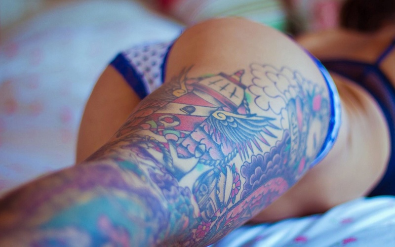 CHARME - Les plus belles femmes sont tatouées... - Page 9 Colorf10