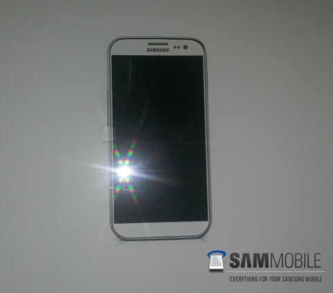 Samsung Galaxy S IV попал в объектив фотоаппарата Galaxy10