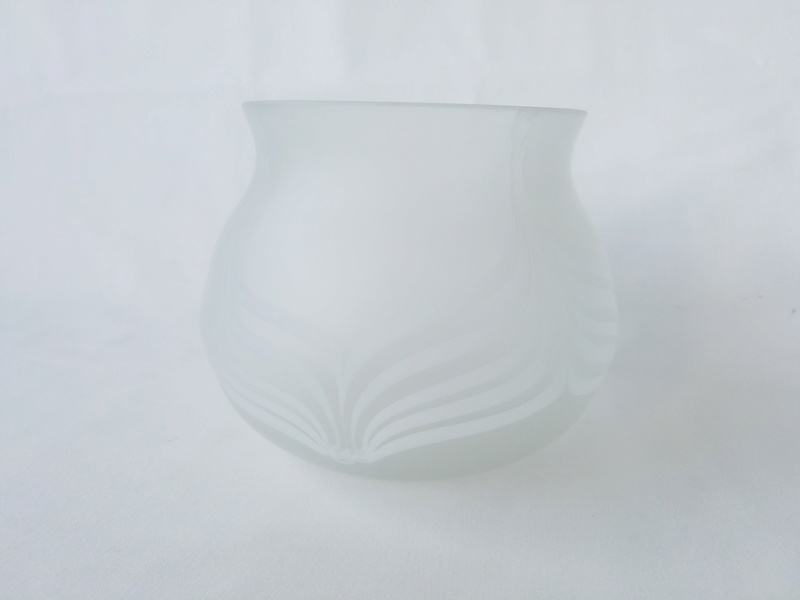 Need help identifying this pulled feather frosted glass vase  20170915