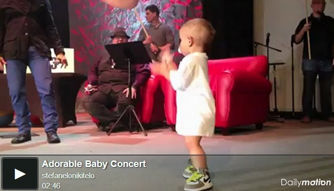 Βίντεο: Μωρό κλέβει την παράσταση, από τον τραγουδιστή πατέρα του Isiiii18