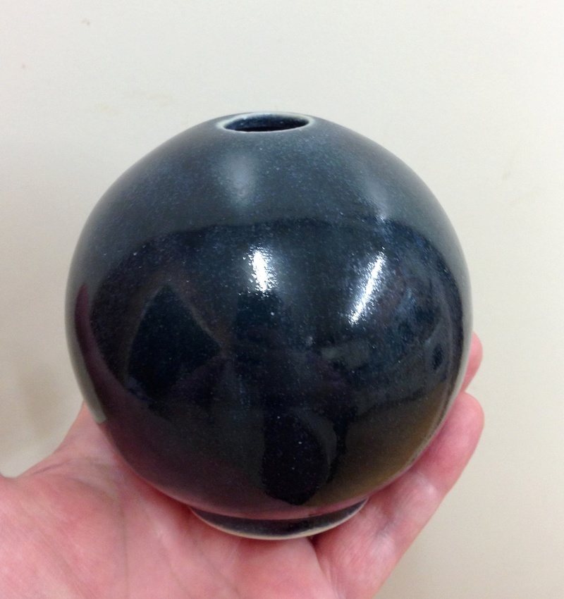 Globe vase, signed Img_4914