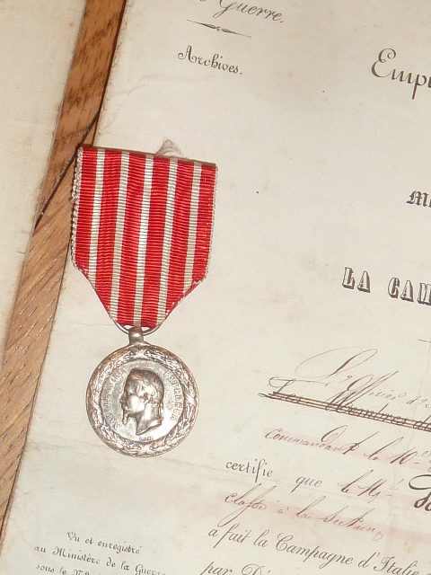 Médaille d'Italie et de Crimée et barrette Sebastopol, avec leurs diplômes.... P1530293