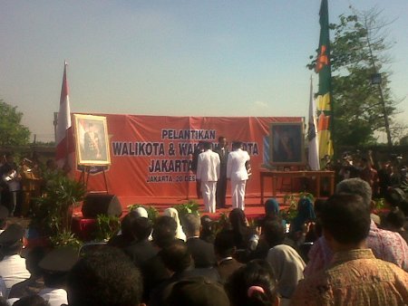 Di Panggung Sederhana di Tengah Kampung, Jokowi Lantik Walikota Jaktim  08361710