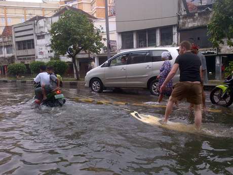 Banjir di Glodok, Bule Ini Malah Main Selancar  Bule210