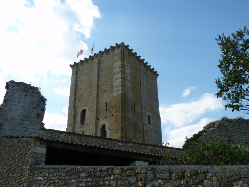 Le donjon de Moncontour (86) 22 juin 1940 P1470811