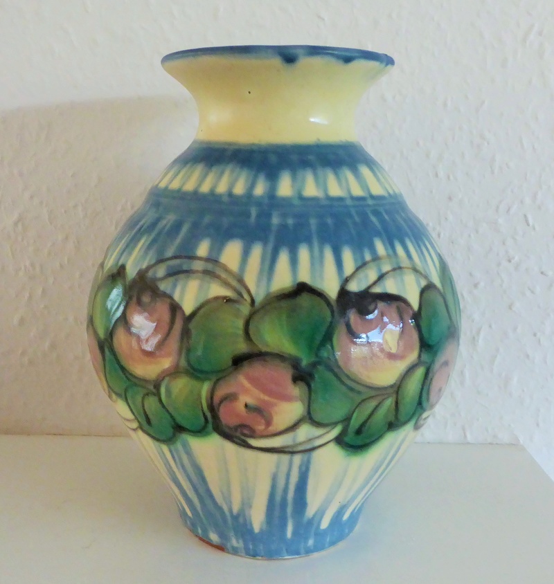 Vintage vase, help with identifying please P1100410