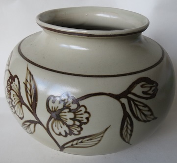 Richmond Stoneware, Mapua Ware, Waimea Potteries etc - do we need a gallery? Richmo21