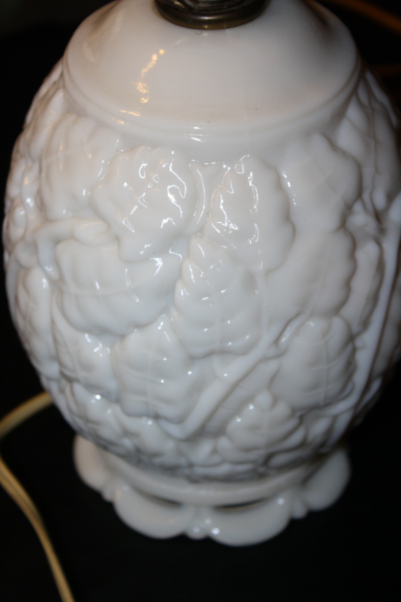 Milkglass floral leaf pattern Vintage lamp 02110