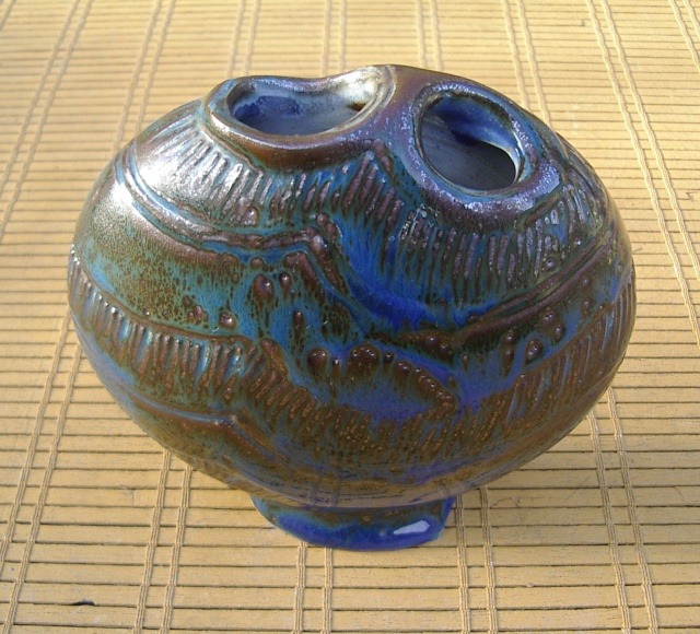 Vase lenticulaire en grés émaillé bleu décor incisé  à deux orifices à identifier  Photo_31