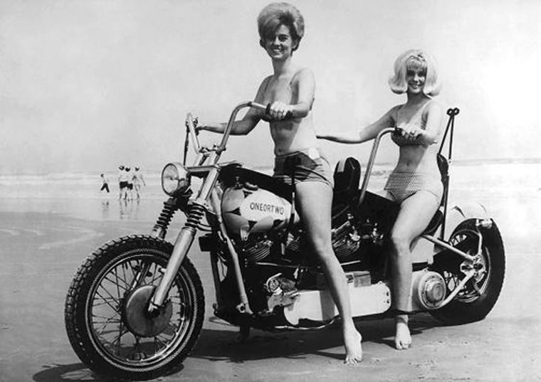 Moto anciennes et pin up(interdit Xav et Régis) - Page 14 Girls-10